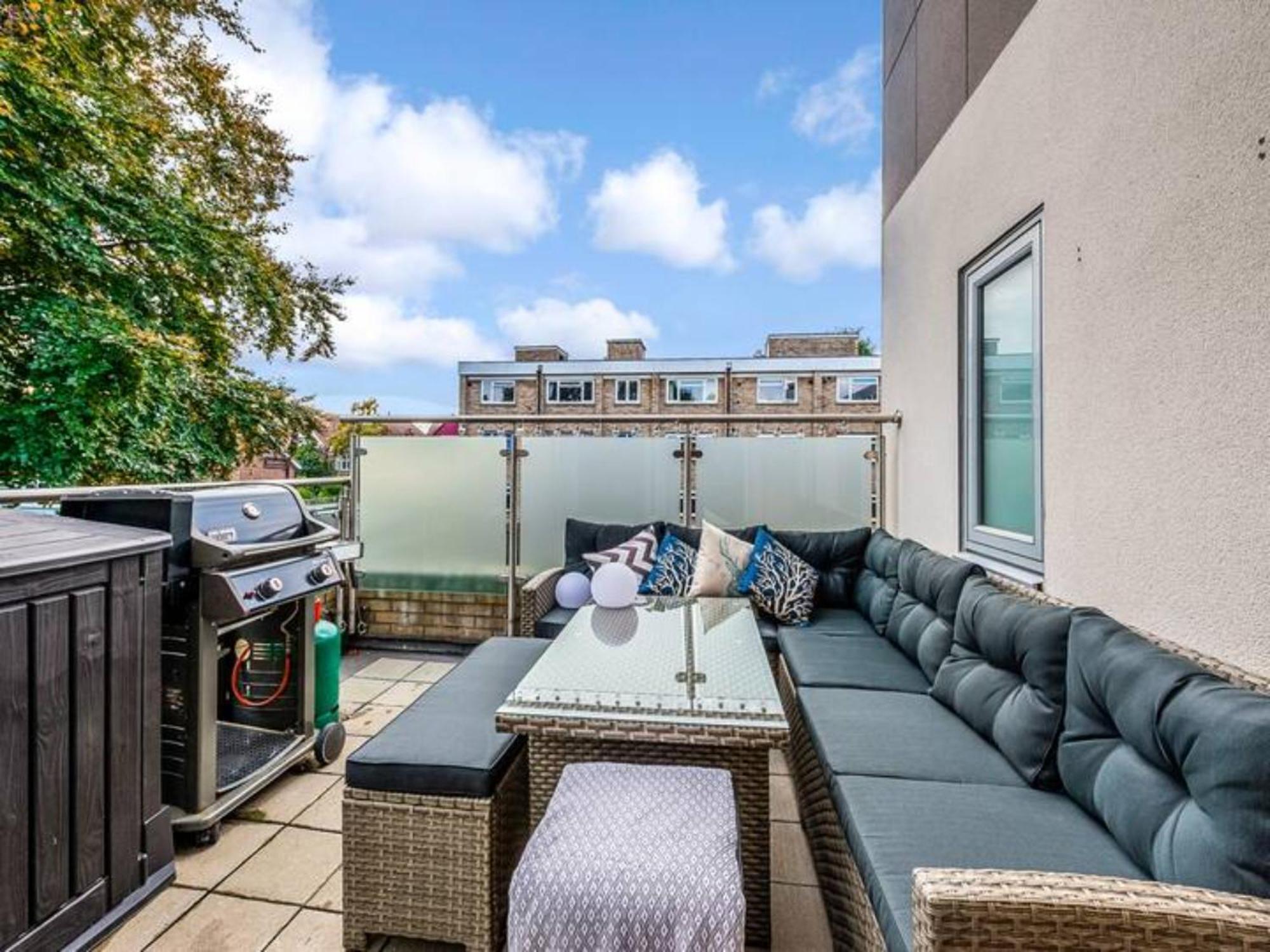 Pass The Keys Modern Terrace In Putney Londen